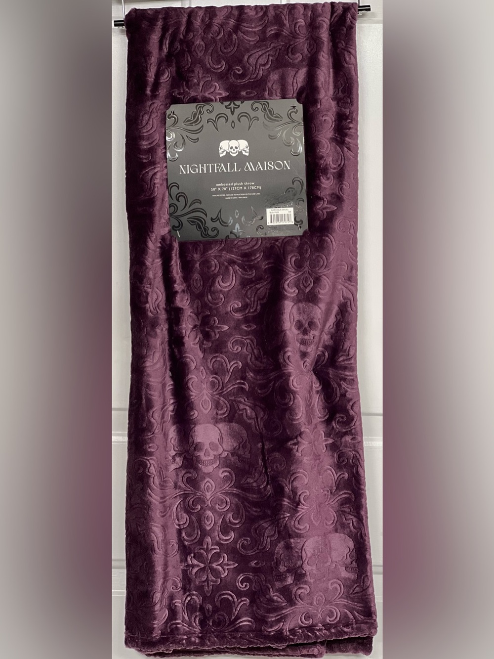 Embossed Skull Plush Blanket - Deep Plum 🦩